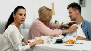 МАТЬ ИЛИ ЖЕНА. КТО ГЛАВНЕЕ?