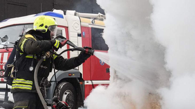 Производственное здание загорелось на площади почти 4 тыс. кв. м в Подмосковье смотреть онлайн