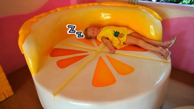 Настя и папа в любимом парке развлечений в Тайланде смотреть онлайн