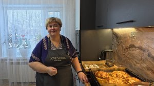 Готовлю  стейки  из капусты с фаршем. Улитки с бананами и колбаской с сыром.