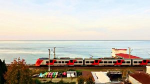 ТАЙМЛАПС. УТРО В АДЛЕРЕ:ВИД ИЗ ОКНА ОТЕЛЯ.МОРСКАЯ МЕДИТАЦИЯ.ЭНЕРГИЧНЫЕ РЫБАКИ И ГОЛУБИ.НОЯБРЬ 2025.