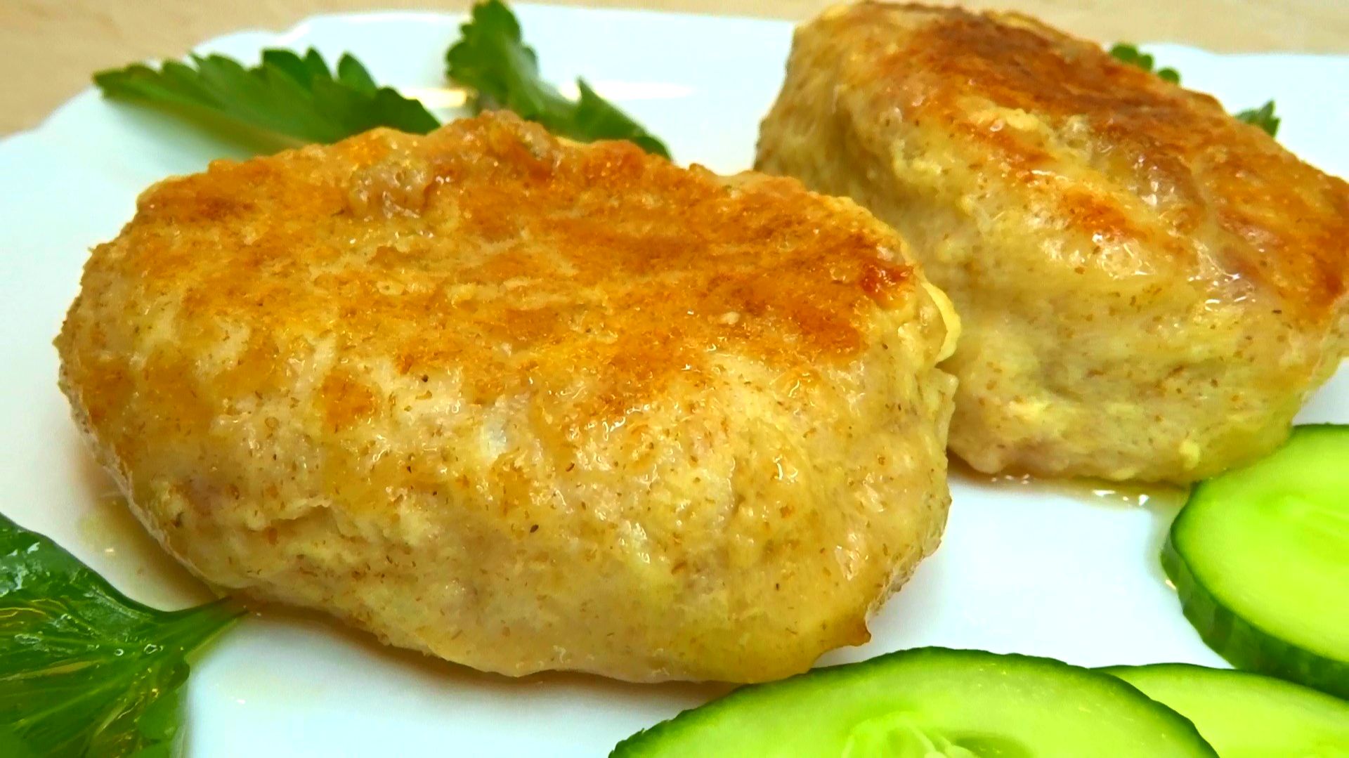 Небольшая хитрость и куриные КОТЛЕТЫ всегда получаются сочными. Два проверенных годами рецепта смотреть онлайн