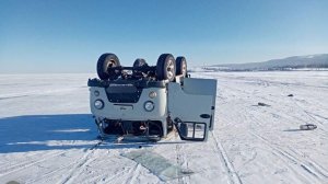 На Байкале женщина погибла после опрокидывания на льду машины с туристами