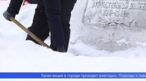 Первоуральские школьники сегодня собрались у Мемориала Славы, чтобы очистить его от снега
