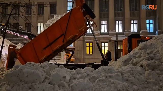 В Москве начали сооружать новый Царь-сугроб смотреть онлайн