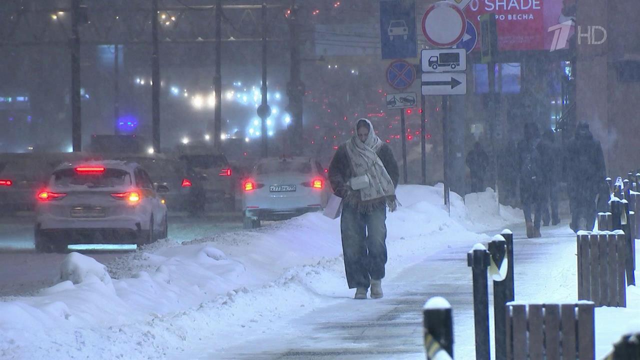 Снегопад в столичном регионе бьет рекорды - сугробы уже полметра. смотреть онлайн