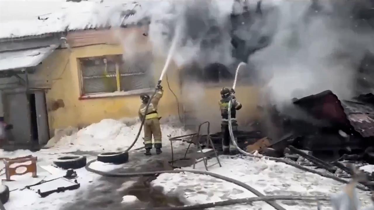 МЧС России опубликовало кадры тушения загоревшейся в Подмосковье конюшни смотреть онлайн