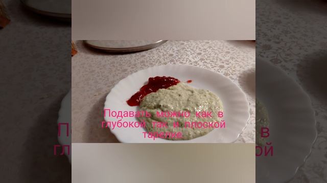 сливочный мус из брокколи с джемом из ягод.