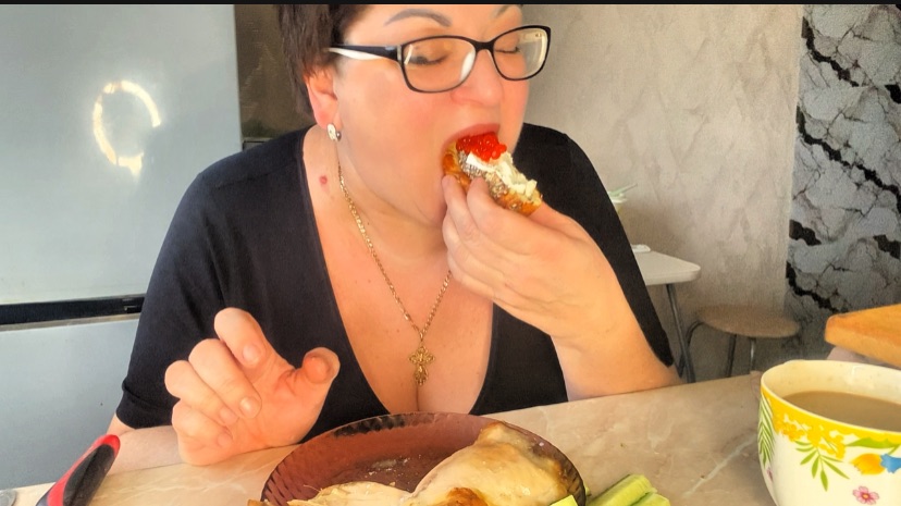 Курочки кудахтанье, а я ЕМ и ХУДЕЮ/ А кожу я могу накопить и выслать неверующим😉Мукбанг от сегодня смотреть онлайн