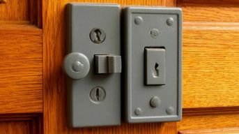 Установка накладного замка. Дверь деревянная. смотреть онлайн