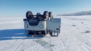 УАЗ с туристами перевернулся на льду Байкала, погибла женщина