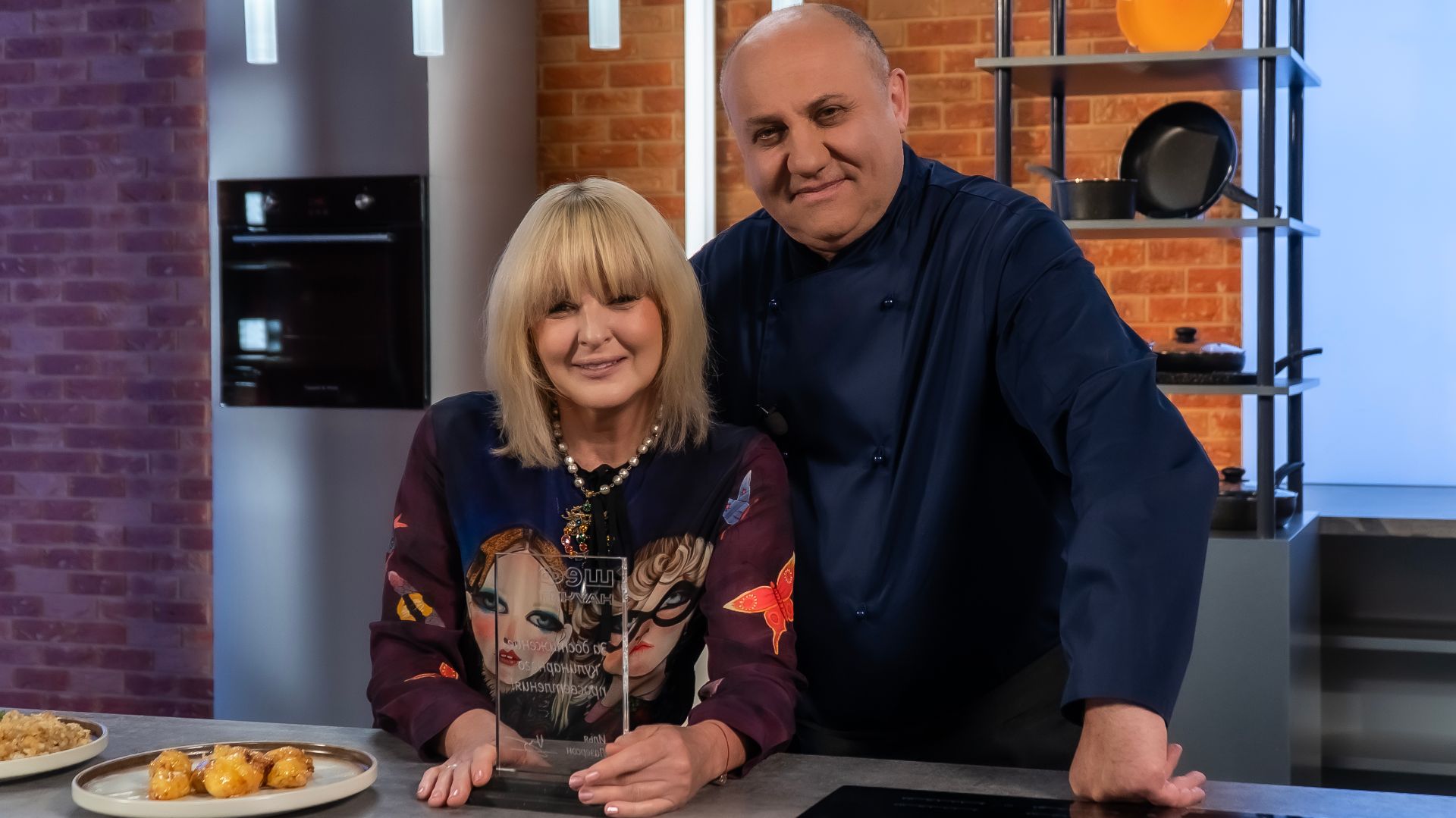 Курица в кисло-сладком соусе и яблочные пончики | Шеф научит /6 смотреть онлайн