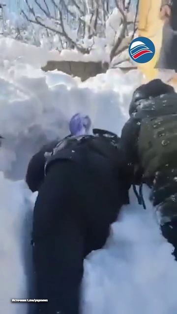 Полиция вытащила мужчину из снежной ловушки в Индии смотреть онлайн