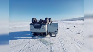 Внедорожник с туристами опрокинулся на льду озера Байкал, погибла женщина