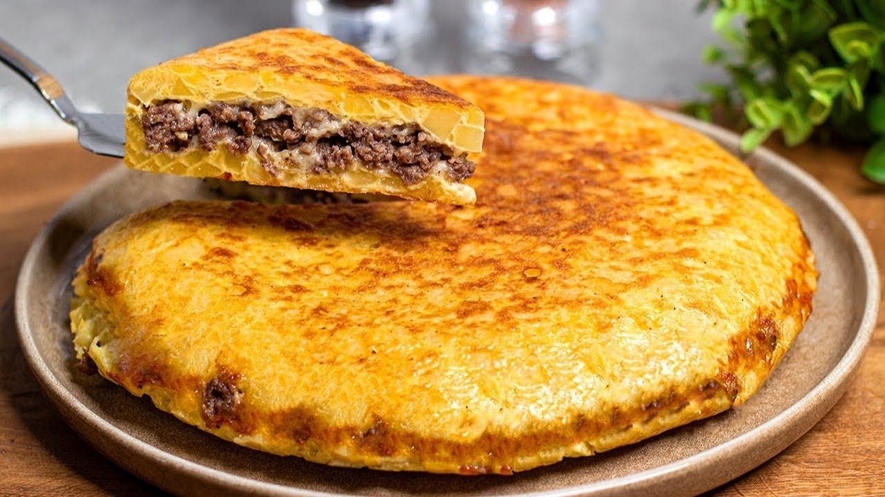 Мясной пирог за копейки! БЕЗ духовки! Сочный пирог с мясом и картошкой на сковороде! смотреть онлайн