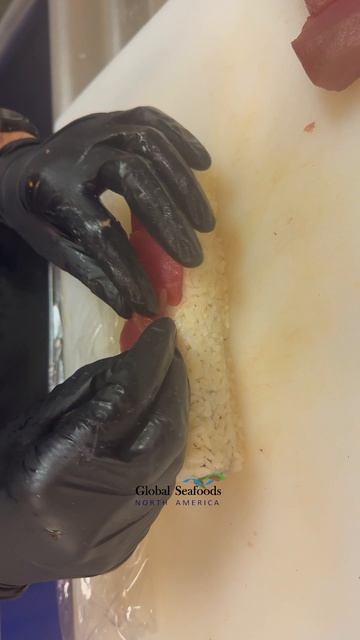 Классический суши-ролл с сухой выдержкой из тунца ахи | Чистый вкус и идеальный баланс Классический суши-ролл с сухой выдержкой из тунца ахи | Чистый вкус и идеальный баланс