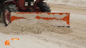 Очищают улицы от снежных заносов