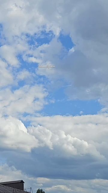 Просто смотрите, как плывут облака по летнему небу. ⛅️ Это таймлапс-медитация