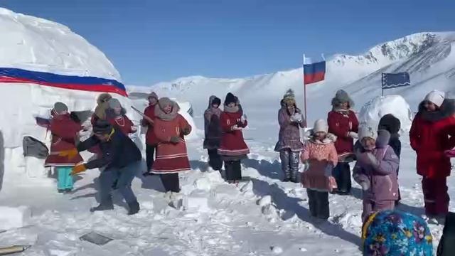 На Чукотке подрастающее поколение учат строить доме предков - ледяную иглу смотреть онлайн