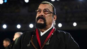 Американский актер Стивен Сигал выставил на продажу свой особняк на Рублевке