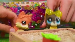 Настя построила город для игрушек [get.gt]