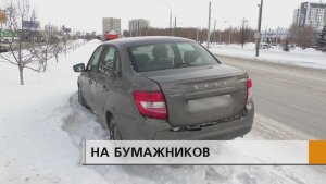 От удара "Лада Гранта" вылетела на разделительную полосу