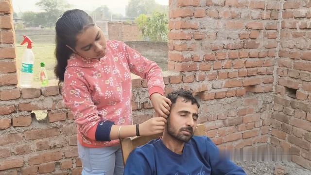 УЛИЧНЫЙ ПАРИКМАХЕР,!!! МАССАЖ ГОЛОВЫ ДЛЯ РАССЛАБЛЕНИЯ УМА. смотреть онлайн