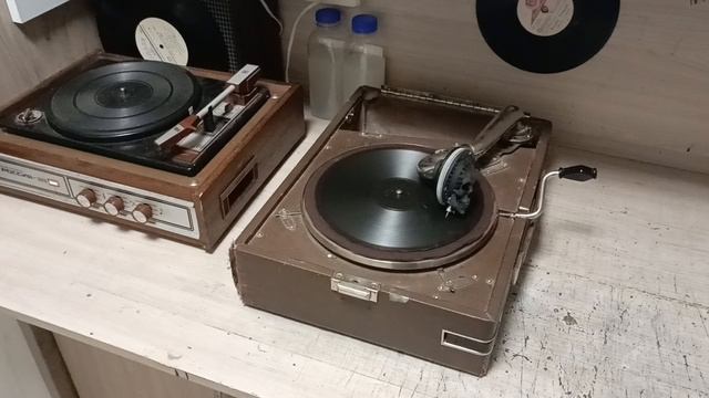 "Sous le ciel de paris"
Yves Montand смотреть онлайн