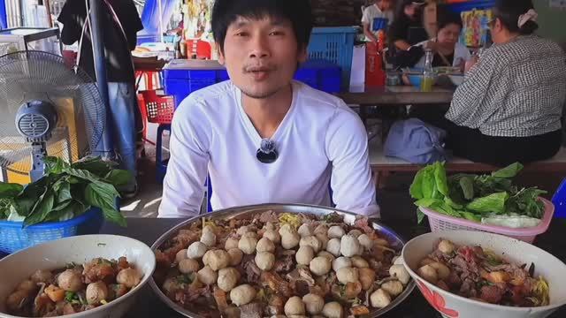 MUKBANG Тушёная говядина с лапшей, паста из креветок с Чили и свежая зелень! ASMR смотреть онлайн