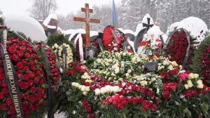 Режиссера Олейникова похоронили на Троекуровском кладбище