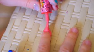 Настя сама наряжается в кино с папой ⧸ Nastya dresses up in the movie