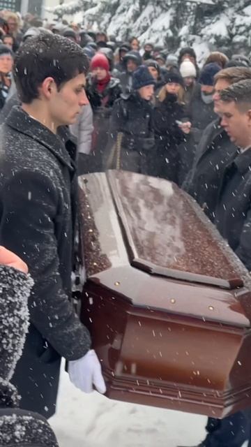 Гроб с телом Александра Олейникова выносят из траурного зала / Троекуровское кладбище 28.01.2026 смотреть онлайн