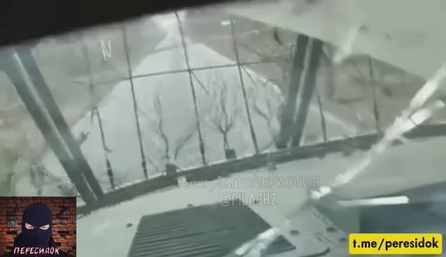 После прилёта дрона ВСУшники передумали воевать с российской армией и убежали (вид от первого лица) смотреть онлайн