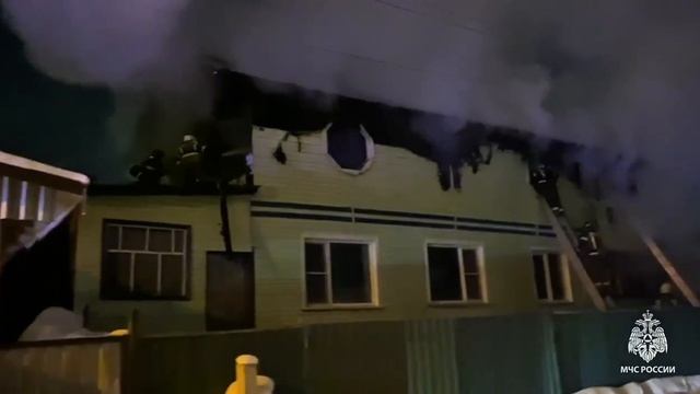 Пожар в двухэтажном жилом доме в Горно-Алтайске смотреть онлайн