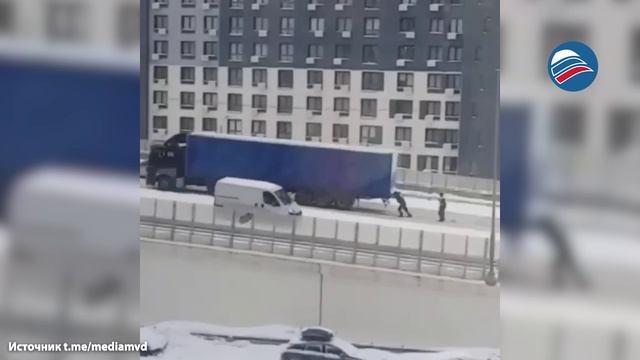 Сотрудник ГИБДД в одиночку вытолкнул фуру на скользкой дороге в подмосковном Реутове смотреть онлайн