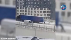 Сотрудник ГИБДД в одиночку вытолкнул фуру на скользкой дороге в подмосковном Реутове