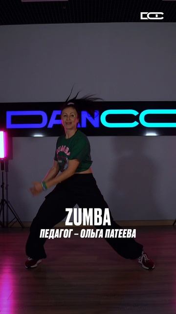 Зумба — когда ты вроде бы танцуешь… а по факту прокачиваешь всё тело 🔥 смотреть онлайн