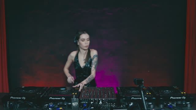 Iza Fortuna Techno DJ Set 4K смотреть онлайн