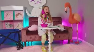 Настя и Эвелин играют в прятки в парке развлечений [get.gt]