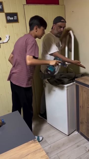 Мальчик положил дрель на холодильник и придумал гениальную месть #shorts смотреть онлайн