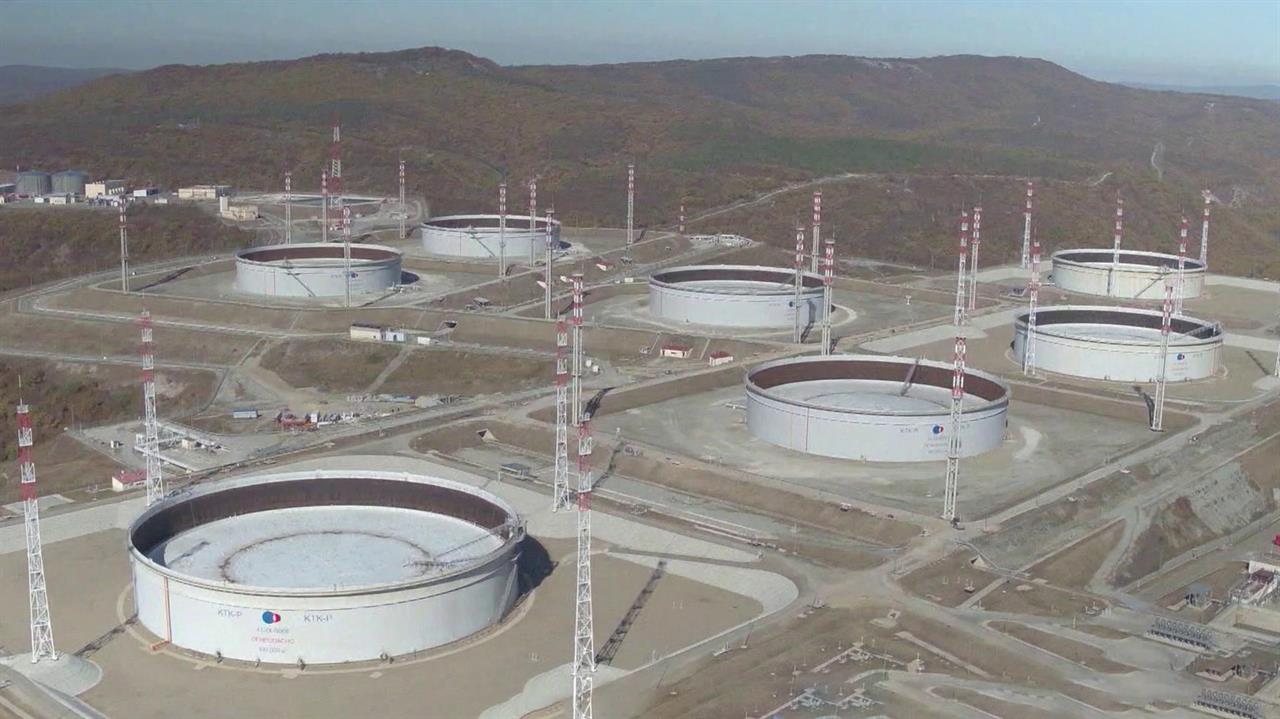 Казахстан не поставил на экспорт почти четыре миллиона тонн нефти из-за украинских атак на КТК. смотреть онлайн