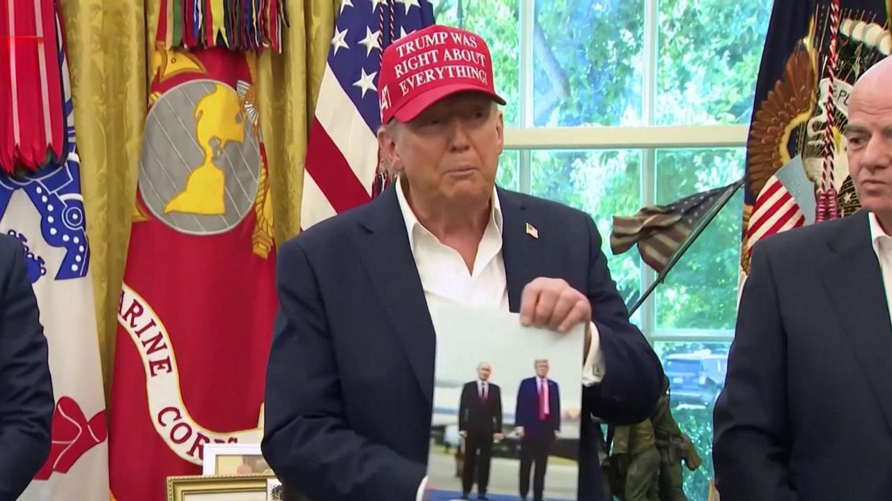 В Белом Доме появилась совместная фотография Владимира Путина и Дональда Трампа. смотреть онлайн