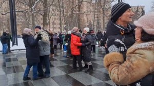 Неслось такси в бензиновом угаре. ТАНЦЫ