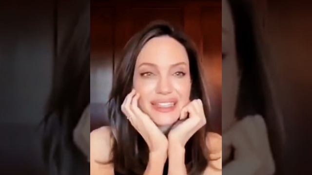 Angelina Jolie .