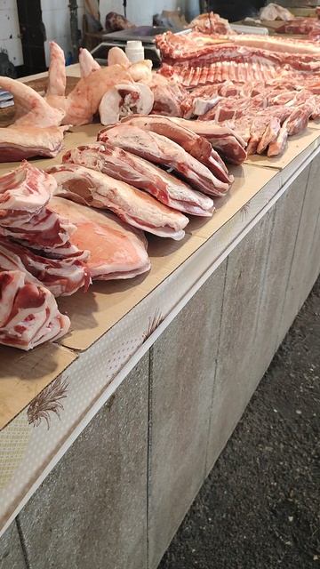 Изобилие мяса разных сортов на рынке г.Кисловодска! Недорого! Свежеезерновое!