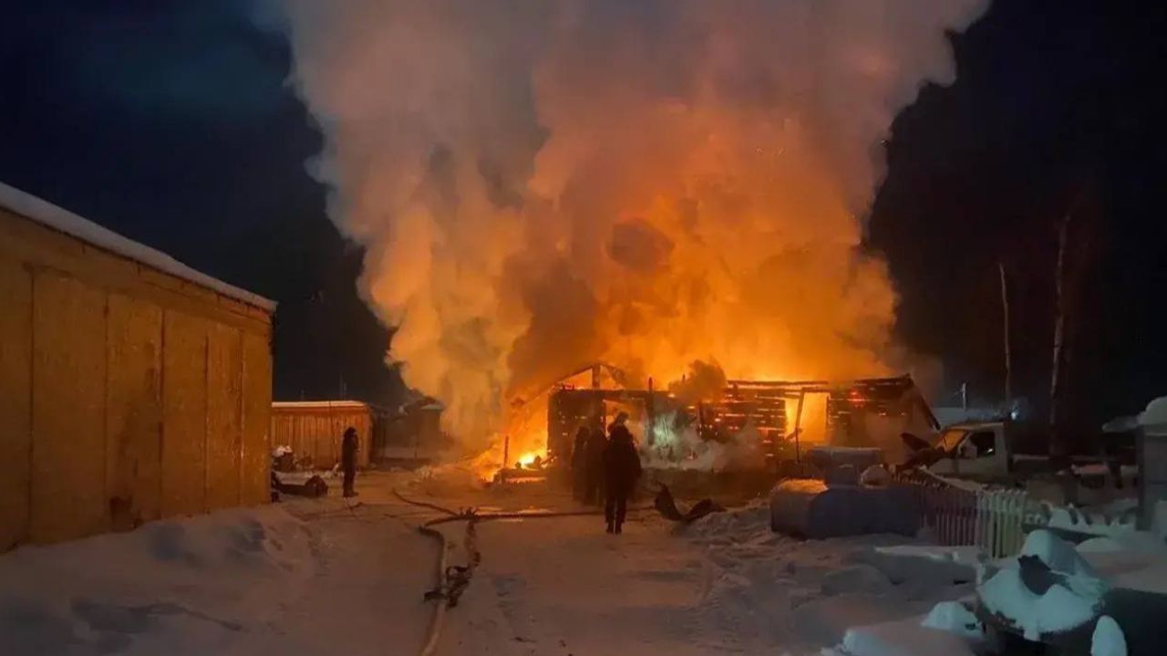 Ночной пожар в Якутии: двухэтажный жилой дом полностью сгорел в Нюрбинском районе смотреть онлайн