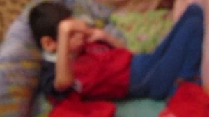 Ради удобства можно и поперёк кроватки лежать.