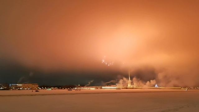 Салют в Санкт-Петербурге в честь 82-й годовщины освобождения Лениграда от блокады. смотреть онлайн