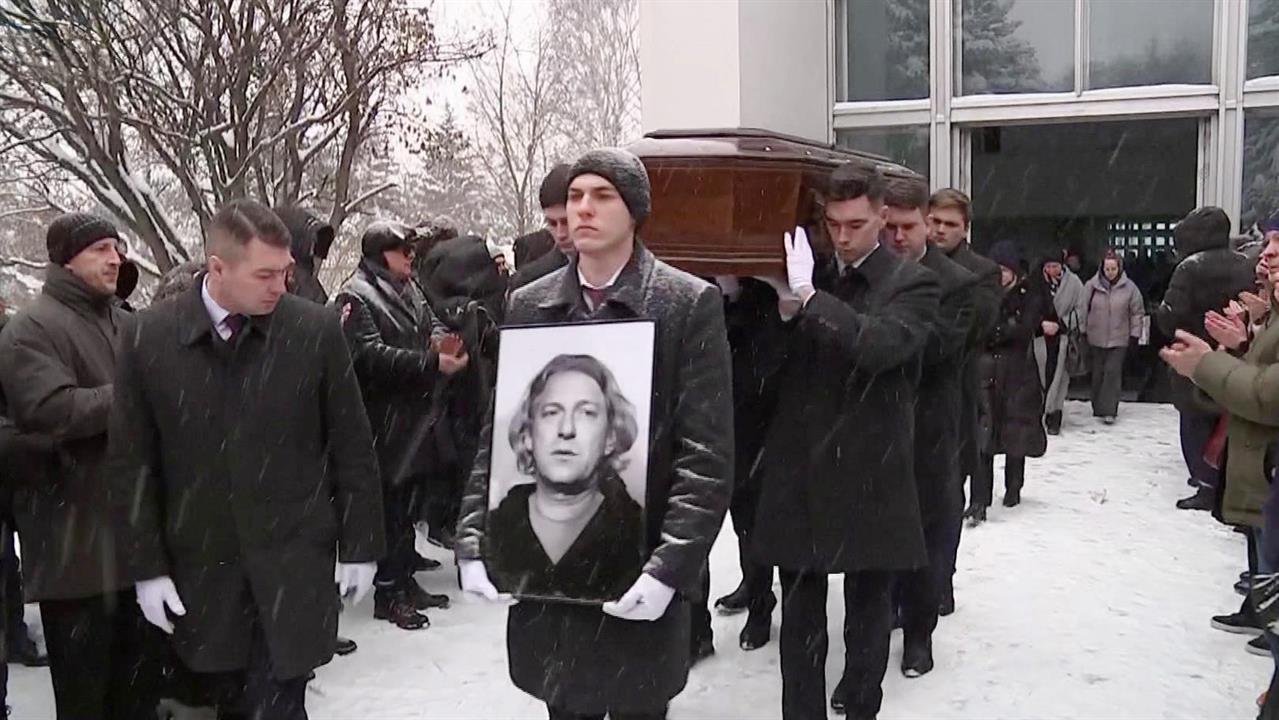 В Москве прошла церемония прощания с режиссером, телеведущим Александром Олейниковым. смотреть онлайн