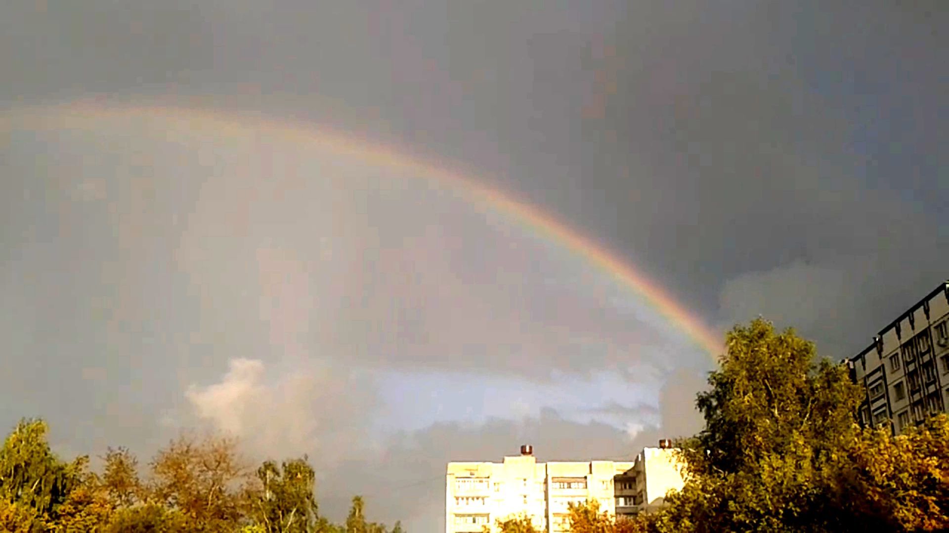 Кучево-дождевое облако и радуга над Вязниками 29.08.2015 смотреть онлайн